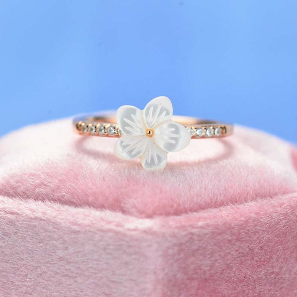 WHITE CERAMIC FLOWER RING